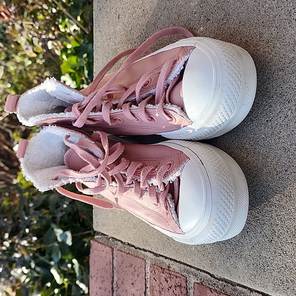 Converse Leather Dusty Pink High-Tops with White Fleece Sole - Picture 4 of 9